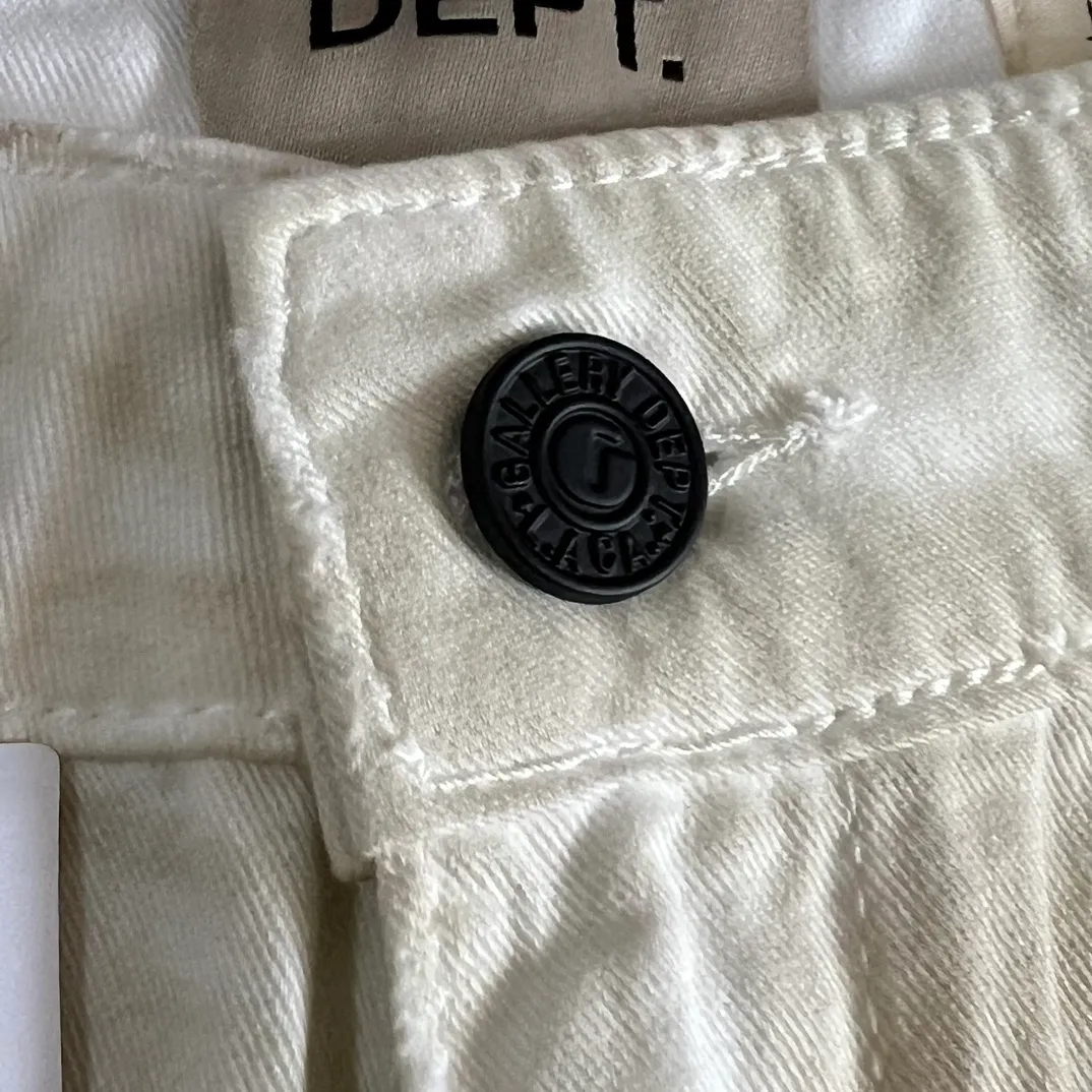 Details of accessories GALLERY DEPT. FLEA CARPENTER SHORTS Ink knife-cut mud-dyed denim shorts Destroyed VINTAGE distressed denim shorts Distressed white S-XL Rewashed cement dyed to make old Knife cut holes and cat whiskers worn away Customized complete set of accessories with logo Handmade acrylic splash-ink graffiti